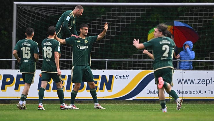21.08.2026 - Fussball - Saison 2026 2027 - Regionalliga Bayern - 05. Spieltag: SC Eltersdorf SCE ( Quecken ) - SpVgg Greuther Fürth II (Kleeblatt) - - xwoxzix - Torjubel Jubel Freude nach Treffer Tor Torschuß zum 1:0 durch Sebastian Marx (28, SC Eltersdorf ) - *** August 21, 2026 Soccer Season 2026–2027 Bavarian Regional League Matchday 05 SC Eltersdorf vs. SCE Quecken vs. SpVgg Greuther Fürth II Kleeblatt xwoxzix Goal celebration Cheering Joy after a goal Goal Shot on goal for 1 0 by Sebastian Marx 28 , SC Eltersdorf