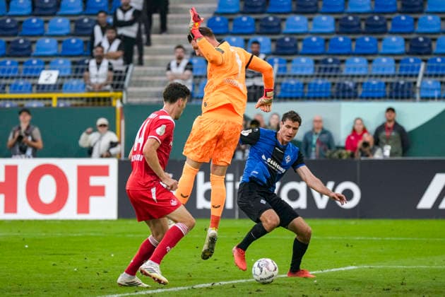 v.li.: Jacob Rasmussen (FCK, 14), Julian Krahl (Torhüter, FCK, 1), Maximilian Thalhammer (SV Waldhof, 8), Zweikampf, Spielszene, Duell, duel, tackle, tackling, Dynamik, Action, Aktion, im Strafraum, Strafraumszene, 21.08.2026, Mannheim (Deutschland), Fussball, DFB-Pokal, 1. Runde, SV Waldhof Mannheim - 1. FC Kaiserslautern, DFB DFL REGULATIONS PROHIBIT ANY USE OF PHOTOGRAPHS AS IMAGE SEQUENCES AND OR QUASI-VIDEO. *** From left: Jacob Rasmussen (FCK), 14, Julian Krahl (goalkeeper, FCK), 1, Maximilian Thalhammer, SV Waldhof, 8, tackle, game play, duel, tackle, tackling, dynamic, action, in the penalty area, penalty area scene, August 21, 2026, Mannheim, Germany, soccer, DFB Cup, 1st round, SV Waldhof Mannheim 1–FC Kaiserslautern, DFB DFL REGULATIONS PROHIBIT ANY USE OF PHOTOGRAPHS AS IMAGE SEQUENCES AND OR QUASI-VIDEO xozx