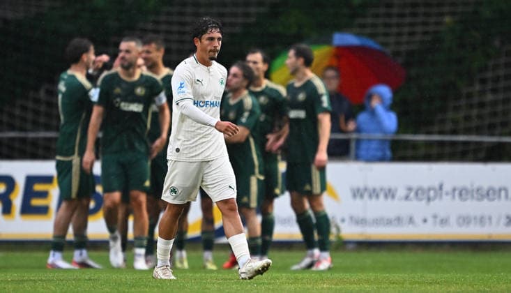 21.08.2026 - Fussball - Saison 2026 2027 - Regionalliga Bayern - 05. Spieltag: SC Eltersdorf SCE ( Quecken ) - SpVgg Greuther Fürth II (Kleeblatt) - - xwoxzix - Alexander Leuthard (30, SpVgg Greuther Fürth II ) enttäuscht Enttäuschung - hinten Torjubel Jubel Freude nach Treffer Tor Torschuß zum 1:0 durch Sebastian Marx (28, SC Eltersdorf ) - *** August 21, 2026 Soccer Season 2026–2027 Bavarian Regional League Matchday 05 SC Eltersdorf vs. SCE Quecken vs. SpVgg Greuther Fürth II Kleeblatt xwoxzix Alexander Leuthard 30, SpVgg Greuther Fürth II disappoints Disappointment on defense Goal celebration Cheers Joy after a goal Goal Shot on goal for the 1–0 lead by Sebastian Marx 28, SC Eltersdorf