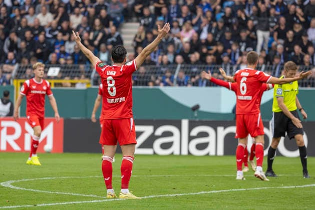 Im Bild: Semih Sahin (1. FC Kaiserslautern, 8) und seine Teamkollegen, Verwunderung nach einer Schiedsrichterentscheidung. 21.08.2026, SV Waldhof Mannheim 07 - 1. FC Kaiserslautern, DFB-Pokal, 1. Runde, Deutschland, Mannheim, Carl-Benz-Stadion, DFL REGULATIONS PROHIBIT ANY USE OF PHOTOGRAPHS AS IMAGE SEQUENCES AND OR QUASI-VIDEO. *** Pictured: Semih Sahin of 1 FC Kaiserslautern, 8, and his teammates, looking puzzled after a referee s decision, August 21, 2026, SV Waldhof Mannheim 07 vs. 1 FC Kaiserslautern, DFB Cup, First Round, Germany, Mannheim, Carl Benz Stadium. DFL regulations prohibit any use of photographs as image sequences and or quasi-video. Copyright: HMBxMedia xJulienxBecker