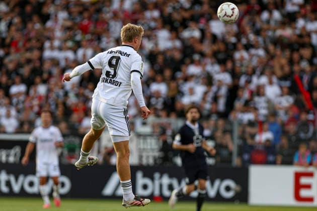 21.08.2026, GER, Fussball, Herren, DFB-Pokal, Saison 2026 2027, SC St. Tönis vs Eintracht Frankfurt Jonathan Burkhardt (Frankfurt) erzielt das Tor zum 0:4 Krefeld Grotenburg-Stadion Nordrhein-Westfalen Deutschland *** August 21, 2026, GER, Soccer, Men s, DFB Cup, 2026–2027 Season, SC St. Tönis vs. Eintracht Frankfurt; Jonathan Burkhardt of Frankfurt scores the goal to make it 0–4 at Krefeld Grotenburg Stadium, North Rhine-Westphalia, Germany Copyright: xAdrianxSchlüterx