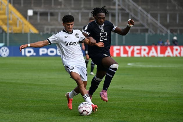 21.08.2026, xjhx, Fussball DFB Pokal 1.Runde, SC St.Tönis - Eintracht Frankfurt v.l. Ayoube Amaimouni-Echghouyab (Eintracht Frankfurt) Farid Omorou (SC St. Tönis 1911 20) Zweikampf, Aktion, action, battle for the ball Krefeld *** August 21, 2026, xjhx, Soccer, DFB Cup, First Round: SC St. Tönis vs. Eintracht Frankfurt – Ayoube Amaimouni Echghouyab (Eintracht Frankfurt) and Farid Omorou (SC St. Tönis 1911) – 20:00, tackle, action, battle for the ball, Krefeld