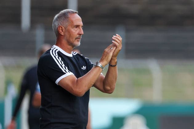 Fußball DFB Pokal - SC St. Tönis - Eintracht Frankfurt am 21.08.2026 im Grotenburg Stadion in Krefeld Trainer Adi Hütter Huetter Hutter (Frankfurt) ist zufrieden, klatscht, klatschen, applaus, applaudiert *** Soccer, DFB Cup: SC St. Tönis vs. Eintracht Frankfurt on August 21, 2026, at Grotenburg Stadium in Krefeld. Coach Adi Hütter (Huetter, Hutter) of Frankfurt is pleased; clapping, applause, cheers MH