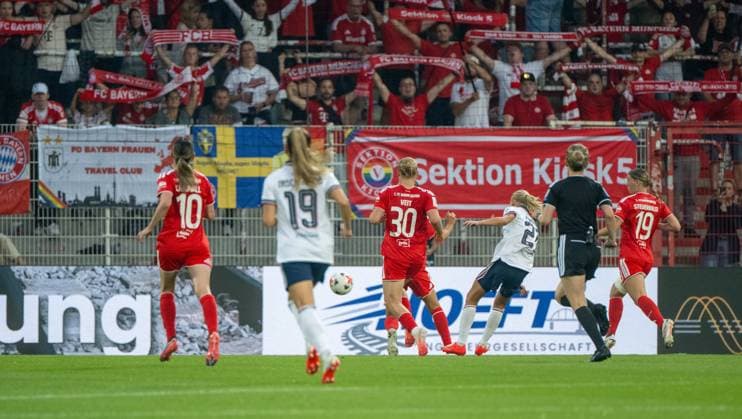 Fußball, Frauen, Saison 2026 2027, Google Pixel Frauen-Bundesliga (1. Spieltag), 1. FC Union Berlin FC Bayern München, Pernille Harder (FC Bayern München) erzielt das Tor zum 0:2 gegen Torfrau Cara Bösl (nicht im Bild, 1. Frauen 1. FC Union), 21.08.2026, *** Soccer, Women, 2026–2027 Season, Google Pixel Women’s Bundesliga Matchday 1, 1. FC Union Berlin vs. FC Bayern Munich, Pernille Harder of FC Bayern Munich scores the goal to make it 0–2 against goalkeeper Cara Bösl (not shown), Women’s 1. FC Union, August 21, 2026, Copyright: xMatthiasxKochx