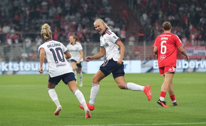 Linda Dallmann, Pernille Harder jubelt nach Tor zum 0:2 Freude Emotion Jubel Fußball Fussball 1. Bundesliga Damen Frauen 1. Spieltag Saison 2026 2027 21.08.2026 1.FC Union Berlin vs. FC Bayern München FCB DFL regulations prohibit any use of photographs as image sequences and or quasi-video *** Linda Dallmann, Pernille Harder celebrates after scoring the 0–2 goal. Joy, emotion, celebration, sports, soccer, women’s soccer, 1st Bundesliga, women’s division, Matchday 1, 2026–2027 season, August 21, 2026, 1. FC Union Berlin vs. FC Bayern Munich (FCB). DFL regulations prohibit any use of photographs as image sequences and or quasi-video