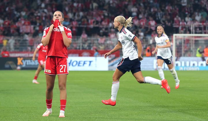 Leela Egli enttäuscht, Pernille Harder jubelt nach Tor zum 0:2 Freude Emotion Jubel Fußball Fussball 1. Bundesliga Damen Frauen 1. Spieltag Saison 2026 2027 21.08.2026 1.FC Union Berlin vs. FC Bayern München FCB DFL regulations prohibit any use of photographs as image sequences and or quasi-video *** Leela Egli is disappointed, Pernille Harder celebrates after scoring the 0–2 goal. Joy, emotion, celebration, sports, soccer, women’s soccer, 1st Bundesliga, women’s division, Matchday 1, 2026–2027 season, August 21, 2026, 1. FC Union Berlin vs. FC Bayern Munich (FCB). DFL regulations prohibit any use of photographs as image sequences and or quasi-video