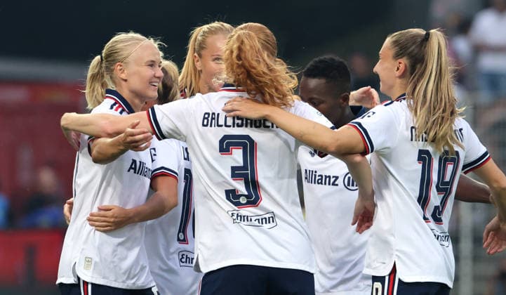 li. Pernille Harder jubelt nach Tor zum 0:2 mit Teamkolleginnen Freude Emotion Jubel Fußball Fussball 1. Bundesliga Damen Frauen 1. Spieltag Saison 2026 2027 21.08.2026 1.FC Union Berlin vs. FC Bayern München FCB DFL regulations prohibit any use of photographs as image sequences and or quasi-video *** li Pernille Harder celebrates with her teammates after scoring the 0-2 goal. Joy, Emotion, Celebration, Sports, Soccer, Women s Soccer, 1st Bundesliga, Women, Matchday 1, 2026-2027 Season, August 21, 2026, 1. FC Union Berlin vs. FC Bayern Munich (FCB), DFL Regulations prohibit any use of photographs as image sequences and or quasi-video
