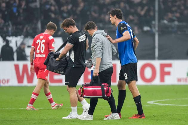 Maximilian Thalhammer (SV Waldhof, 8) hat Schmerzen und muss behandelt werden, verletzt, Verletzung, Verletzungspause, Action, Aktion, Spielszene, 21.08.2026, Mannheim (Deutschland), Fussball, DFB-Pokal, 1. Runde, SV Waldhof Mannheim - 1. FC Kaiserslautern, DFB DFL REGULATIONS PROHIBIT ANY USE OF PHOTOGRAPHS AS IMAGE SEQUENCES AND OR QUASI-VIDEO. *** Maximilian Thalhammer (SV Waldhof, No. 8) is in pain and needs treatment; injured, injury, time out due to injury, action, play, game scene, August 21, 2026, Mannheim, Germany, soccer, DFB Cup, 1st round, SV Waldhof Mannheim 1 vs. FC Kaiserslautern, DFB and DFL regulations prohibit any use of photographs as image sequences and or quasi-video xozx