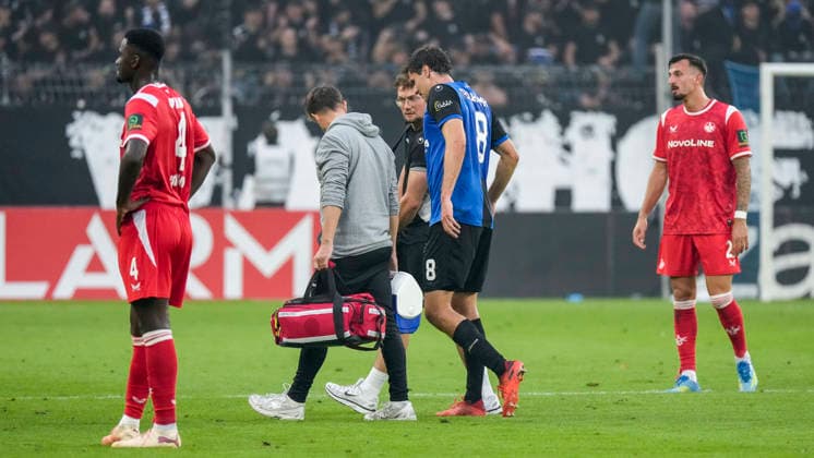 Maximilian Thalhammer (SV Waldhof, 8) hat Schmerzen und muss behandelt werden, verletzt, Verletzung, Verletzungspause, Action, Aktion, Spielszene, 21.08.2026, Mannheim (Deutschland), Fussball, DFB-Pokal, 1. Runde, SV Waldhof Mannheim - 1. FC Kaiserslautern, DFB DFL REGULATIONS PROHIBIT ANY USE OF PHOTOGRAPHS AS IMAGE SEQUENCES AND OR QUASI-VIDEO. *** Maximilian Thalhammer (SV Waldhof, No. 8) is in pain and needs treatment; injured, injury, time out due to injury, action, play, game scene, August 21, 2026, Mannheim, Germany, soccer, DFB Cup, 1st round, SV Waldhof Mannheim 1 vs. FC Kaiserslautern, DFB and DFL regulations prohibit any use of photographs as image sequences and or quasi-video xozx