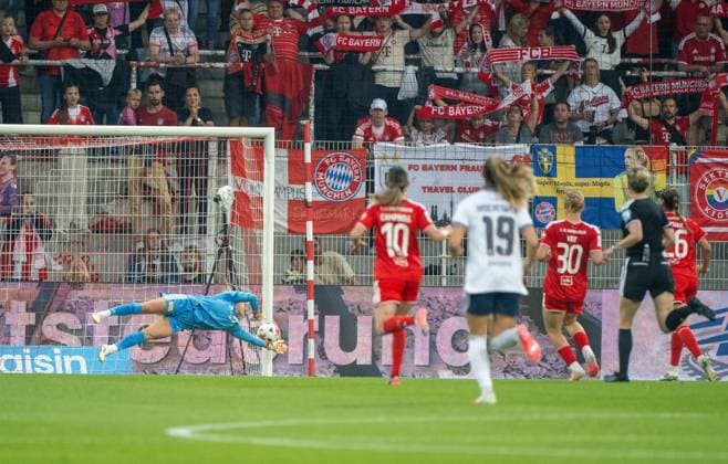 Fußball, Frauen, Saison 2026 2027, Google Pixel Frauen-Bundesliga (1. Spieltag), 1. FC Union Berlin FC Bayern München, Pernille Harder (nicht im Bild, FC Bayern München) erzielt das Tor zum 0:2 gegen Torfrau Cara Bösl (1. Frauen 1. FC Union), 21.08.2026, *** Soccer, Women, 2026–2027 Season, Google Pixel Women’s Bundesliga Matchday 1, 1. FC Union Berlin vs. FC Bayern Munich, Pernille Harder not in the shot, FC Bayern Munich scores the goal to make it 0–2 against goalkeeper Cara Bösl, Women’s Bundesliga 1, 1. FC Union, August 21, 2026, Copyright: xMatthiasxKochx