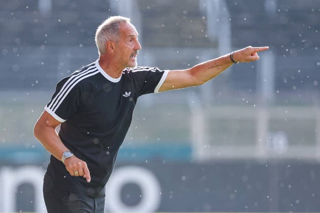 Fußball DFB Pokal - SC St. Tönis - Eintracht Frankfurt am 21.08.2026 im Grotenburg Stadion in Krefeld Trainer Adi Hütter Huetter Hutter (Frankfurt) gibt lautstark Anweisungen *** Soccer, DFB Cup: SC St. Tönis vs. Eintracht Frankfurt on August 21, 2026, at Grotenburg Stadium in Krefeld. Coach Adi Hütter (Huetter, Hutter) of Frankfurt gives instructions loudly. MH