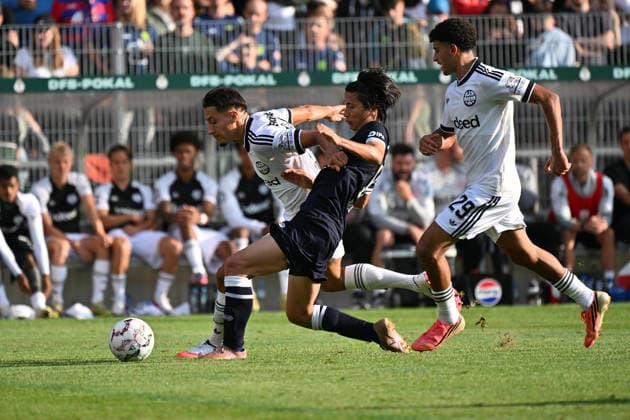 21.08.2026, xjhx, Fussball DFB Pokal 1.Runde, SC St.Tönis - Eintracht Frankfurt v.l. Younes Ebnoutalib (Eintracht Frankfurt) Kohei Nakano (SC St. Tönis 1911 20) Ayoube Amaimouni-Echghouyab (Eintracht Frankfurt) Zweikampf, Aktion, action, battle for the ball Krefeld *** August 21, 2026, xjhx, Soccer DFB Cup 1st Round, SC St. Tönis vs. Eintracht Frankfurt, Younes Ebnoutalib (Eintracht Frankfurt), Kohei Nakano (SC St. Tönis 1911), Ayoube Amaimouni Echghouyab (Eintracht Frankfurt), tackle, action, battle for the ball, Krefeld