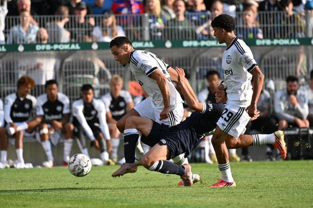 21.08.2026, xjhx, Fussball DFB Pokal 1.Runde, SC St.Tönis - Eintracht Frankfurt v.l. Younes Ebnoutalib (Eintracht Frankfurt) Kohei Nakano (SC St. Tönis 1911 20) Ayoube Amaimouni-Echghouyab (Eintracht Frankfurt) Zweikampf, Aktion, action, battle for the ball Krefeld *** August 21, 2026, xjhx, Soccer DFB Cup 1st Round, SC St. Tönis vs. Eintracht Frankfurt, Younes Ebnoutalib (Eintracht Frankfurt), Kohei Nakano (SC St. Tönis 1911), Ayoube Amaimouni Echghouyab (Eintracht Frankfurt), tackle, action, battle for the ball, Krefeld