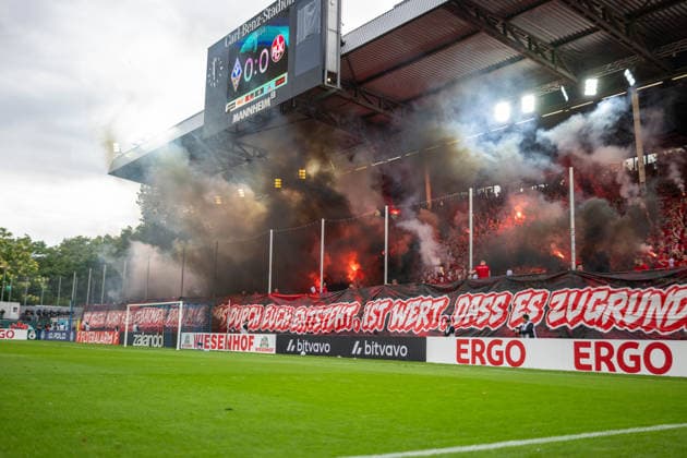 DFB Pokal 26 27 - SV Waldhof Mannheim - 1. FC Kaiserslautern am 15.08.2026 im Carl Benz Stadion in Mannheim Fans Ultras des 1. FC Kaiserslautern zuenden bengalisches Feuer. *** DFB Cup: SV Waldhof Mannheim 26–27 FC Kaiserslautern on August 15, 2026, at Carl Benz Stadium in Mannheim. Ultras from FC Kaiserslautern set off Bengal flares. MT