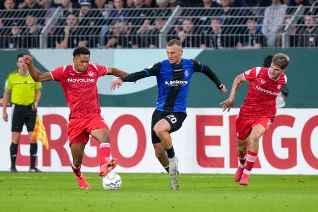 v.li.: Thierry Tazemeta (FCK, 39), Kushtrim Asallari (SV Waldhof, 20), Paul Joly (FCK, 26), Zweikampf, Spielszene, Duell, duel, tackle, tackling, Dynamik, Action, Aktion, 21.08.2026, Mannheim (Deutschland), Fussball, DFB-Pokal, 1. Runde, SV Waldhof Mannheim - 1. FC Kaiserslautern, DFB DFL REGULATIONS PROHIBIT ANY USE OF PHOTOGRAPHS AS IMAGE SEQUENCES AND OR QUASI-VIDEO. *** v li Thierry Tazemeta FCK, 39, Kushtrim Asallari SV Waldhof, 20, Paul Joly FCK, 26, tackle, game scene, duel, duel, tackle, tackling, dynamics, action, 21 08 2026, Mannheim, Germany, soccer, DFB Cup, 1st round, SV Waldhof Mannheim 1 vs. FC Kaiserslautern, DFB DFL REGULATIONS PROHIBIT ANY USE OF PHOTOGRAPHS AS IMAGE SEQUENCES AND OR QUASI-VIDEO xozx