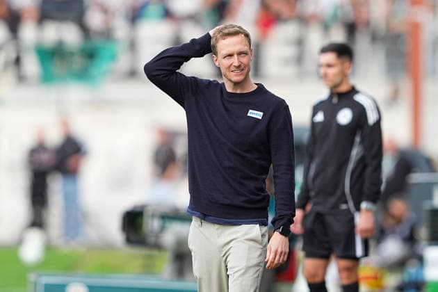 21.08.2026, xydrx, Fußball, DFB Pokal, SC Preußen Münster - Karlsruher SC, Saison 2026 2027, LVM-Preußenstadion: Maximilian Senft (Cheftrainer Karlsruher SC) ratlos DFB regulations prohibit any use of photographs as image sequences and or quasi-video. *** August 21, 2026, xydrx, Soccer, DFB Cup, SC Preußen Münster vs. Karlsruher SC, 2026–2027 season, LVM Preußenstadion, Maximilian Senft, Head Coach of Karlsruher SC, at a loss; DFB regulations prohibit any use of photographs as image sequences and or quasi-video Copyright: HMBxMedia YannisxDreimann