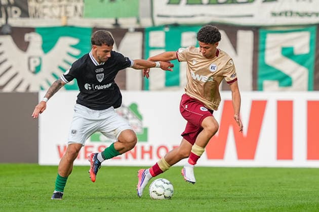 21.08.2026, xydrx, Fußball, DFB Pokal, SC Preußen Münster - Karlsruher SC, Saison 2026 2027, LVM-Preußenstadion: Louis Kolbe (SC Preußen Muenster, 2) im Zweikampf gegen Louey Ben Farhat (Karlsruher SC, 19) DFB regulations prohibit any use of photographs as image sequences and or quasi-video. *** August 21, 2026, xydrx, Soccer, DFB Cup, SC Preußen Münster vs. Karlsruher SC, 2026–2027 season, LVM Preußenstadion Louis Kolbe SC Preußen Münster, 2 in a tackle against Louey Ben Farhat Karlsruher SC, 19 DFB regulations prohibit any use of photographs as image sequences and or quasi-video Copyright: HMBxMedia YannisxDreimann