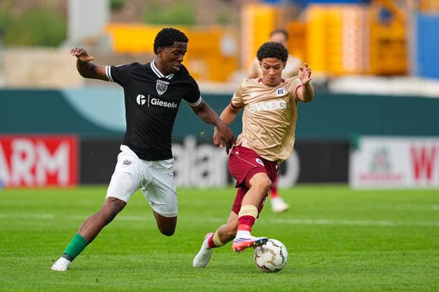 21.08.2026, xydrx, Fußball, DFB Pokal, SC Preußen Münster - Karlsruher SC, Saison 2026 2027, LVM-Preußenstadion: Wesley Adeh (SC Preußen Muenster, 6) im Zweikampf gegen Louey Ben Farhat (Karlsruher SC, 19) DFB regulations prohibit any use of photographs as image sequences and or quasi-video. *** August 21, 2026, xydrx, Soccer, DFB Cup, SC Preußen Münster vs. Karlsruher SC, 2026–2027 season, LVM Preußenstadion, Wesley Adeh (SC Preußen Münster) in a tackle against Louey Ben Farhat (Karlsruher SC), 19. DFB regulations prohibit any use of photographs as image sequences and or quasi-video. Copyright: HMBxMedia YannisxDreimann