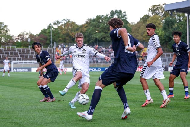 21.08.2026, Fußball, SC St. Tönis - Eintracht Frankfurt, 1. Runde DFB-Pokal 2026 27, Grotenburg-Stadion in Krefeld, Saison 2026 2027: Elias Baum (Eintracht Frankfurt 02) im Zweikampf gegen Memlan Darwish (SC St. Tönis 04) DFB regulations prohibit any use of photographs as image sequences and or quasi-video. Nordrhein-Westfalen Deutschland *** August 21, 2026, Soccer, SC St. Tönis vs. Eintracht Frankfurt, First Round of the 2026–27 DFB Cup, Grotenburg Stadium in Krefeld, 2026–2027 season: Elias Baum of Eintracht Frankfurt 02 in a tackle against Memlan Darwish of SC St. Tönis 04. DFB regulations prohibit any use of photographs as image sequences and or quasi-video. North Rhine-Westphalia, Germany