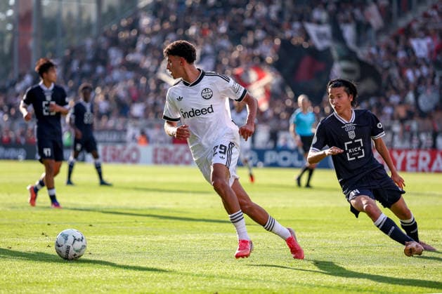 21.08.2026, Fußball, SC St. Tönis - Eintracht Frankfurt, 1. Runde DFB-Pokal 2026 27, Grotenburg-Stadion in Krefeld, Saison 2026 2027: Ayoube Amaimouni-Echghouyab (Eintracht Frankfurt 29) im Zweikampf gegen Kohei Nakano (SC St. Tönis 14) DFB regulations prohibit any use of photographs as image sequences and or quasi-video. Nordrhein-Westfalen Deutschland *** August 21, 2026, Soccer, SC St. Tönis vs. Eintracht Frankfurt, First Round of the 2026–27 DFB Cup, Grotenburg Stadium in Krefeld, 2026–2027 season: Ayoube Amaimouni Echghouyab of Eintracht Frankfurt (29) in a tackle against Kohei Nakano of SC St. Tönis (14). DFB regulations prohibit any use of photographs as image sequences and or quasi-video. North Rhine-Westphalia, Germany