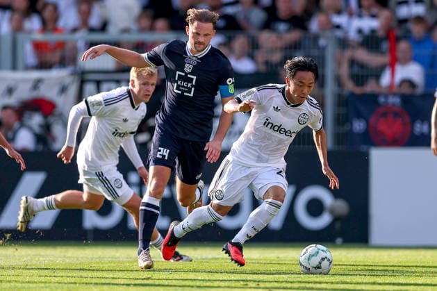 21.08.2026, Fußball, SC St. Tönis - Eintracht Frankfurt, 1. Runde DFB-Pokal 2026 27, Grotenburg-Stadion in Krefeld, Saison 2026 2027: Maximilian Pohlig (SC St. Tönis 24) im Zweikampf gegen Keita Kosugi (Eintracht Frankfurt 26) DFB regulations prohibit any use of photographs as image sequences and or quasi-video. Nordrhein-Westfalen Deutschland *** August 21, 2026, Soccer, SC St. Tönis vs. Eintracht Frankfurt, 1st Round of the 2026–27 DFB Cup, Grotenburg Stadium in Krefeld, 2026–2027 season: Maximilian Pohlig of SC St. Tönis (No. 24) in a tackle against Keita Kosugi of Eintracht Frankfurt (No. 26). DFB regulations prohibit any use of photographs as image sequences and or quasi-video. North Rhine-Westphalia, Germany