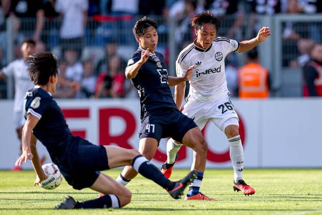 21.08.2026, Fußball, SC St. Tönis - Eintracht Frankfurt, 1. Runde DFB-Pokal 2026 27, Grotenburg-Stadion in Krefeld, Saison 2026 2027: Hiroya Suguro (SC St. Tönis 47) im Zweikampf gegen Keita Kosugi (Eintracht Frankfurt 26) DFB regulations prohibit any use of photographs as image sequences and or quasi-video. Nordrhein-Westfalen Deutschland *** August 21, 2026, Soccer, SC St. Tönis vs. Eintracht Frankfurt, 1st Round of the 2026–27 DFB Cup, Grotenburg Stadium in Krefeld, 2026–2027 season: Hiroya Suguro of SC St. Tönis (47) in a tackle against Keita Kosugi of Eintracht Frankfurt (26). DFB regulations prohibit any use of photographs as image sequences and or quasi-video. North Rhine-Westphalia, Germany
