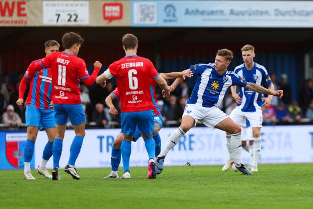 21.08.2026, Fussball, Herren, Krombacher NFV-Pokal, SV Drochtersen Assel - BSV Kickers Emden Luc Ihorst (blau 14 BSV Kickers Emden) im Zweikampf mit Matti Steinmann (6 SV Drochtersen Assel) *** August 21, 2026, Soccer, Men s, Krombacher NFV Cup, SV Drochtersen Assel vs. BSV Kickers Emden, Luc Ihorst (blue, 14) of BSV Kickers Emden in a tackle with Matti Steinmann (6) of SV Drochtersen Assel