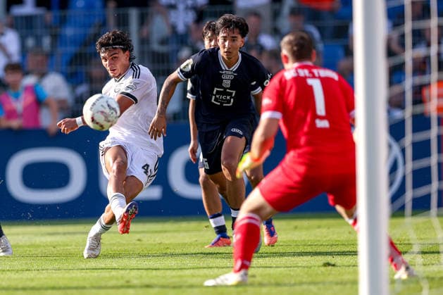 21.08.2026, Fußball, SC St. Tönis - Eintracht Frankfurt, 1. Runde DFB-Pokal 2026 27, Grotenburg-Stadion in Krefeld, Saison 2026 2027: Can Uzun (Eintracht Frankfurt 42) Torschuss Schuss Tor zum 6:0 im Zweikampf gegen Hiroya Suguro (SC St. Tönis 47) Torwart Simon Sell (SC St. Tönis 01) DFB regulations prohibit any use of photographs as image sequences and or quasi-video. Nordrhein-Westfalen Deutschland *** August 21, 2026, Soccer, SC St. Tönis vs. Eintracht Frankfurt, 1st Round of the 2026–27 DFB Cup, Grotenburg Stadium in Krefeld, 2026–2027 Season: Can Uzun (Eintracht Frankfurt) takes a shot on goal in the 42nd minute, scoring the 6–0 goal in a one-on-one against Hiroya Suguro (SC St. Tönis). Goalkeeper Simon Sell (SC St. Tönis) in the 47th minute. DFB regulations prohibit any use of photographs as image sequences and or quasi video North Rhine-Westphalia, Germany