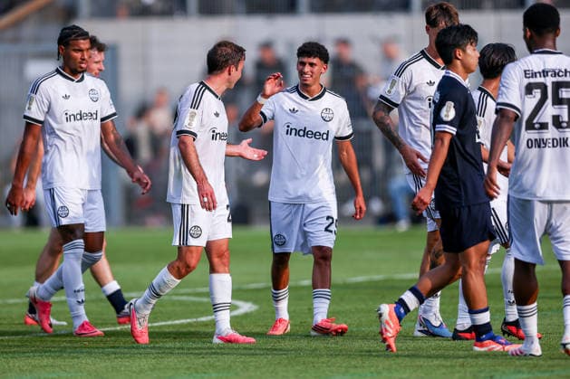 21.08.2026, Fußball, SC St. Tönis - Eintracht Frankfurt, 1. Runde DFB-Pokal 2026 27, Grotenburg-Stadion in Krefeld, Saison 2026 2027: Torjubel nach dem Tor zum 10:0 durch Torschütze Mario Götze (Eintracht Frankfurt 27) zusammen mit DFB regulations prohibit any use of photographs as image sequences and or quasi-video. Nordrhein-Westfalen Deutschland *** August 21, 2026, Soccer, SC St. Tönis vs. Eintracht Frankfurt, First Round of the 2026–27 DFB Cup, Grotenburg Stadium in Krefeld, 2026–2027 season. Celebration after the 10–0 goal scored by Mario Götze of Eintracht Frankfurt 27. DFB regulations prohibit any use of photographs as image sequences and or quasi-video. North Rhine-Westphalia, Germany