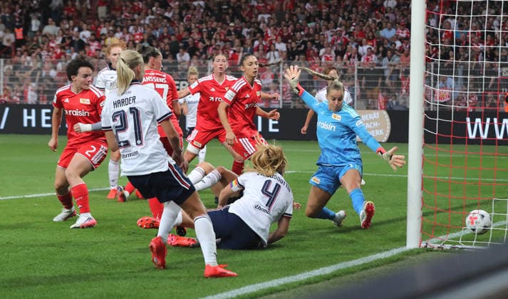 Glodis Perla Viggosdottir erzielt das Tor zum 0:3 gegen Torwart Cara Bösl Zweikampf Spielszene Aktion Fußball Fussball 1. Bundesliga Damen Frauen 1. Spieltag Saison 2026 2027 21.08.2026 1.FC Union Berlin vs. FC Bayern München FCB DFL regulations prohibit any use of photographs as image sequences and or quasi-video *** Glodis Perla Viggosdottir scores the goal to make it 0–3 against goalkeeper Cara Bösl; one-on-one, game highlight, action, sports, soccer, women s soccer, 1. Bundesliga Women, Matchday 1, 2026–2027 season, August 21, 2026, 1. FC Union Berlin vs. FC Bayern Munich (FCB). DFL regulations prohibit any use of photographs as image sequences and or quasi-video.