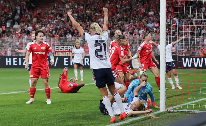 Pernille Harder, Glodis Perla Viggosdottir (unten) jubelt nach Tor zum 0:3 Freude Emotion Jubel Fußball Fussball 1. Bundesliga Damen Frauen 1. Spieltag Saison 2026 2027 21.08.2026 1.FC Union Berlin vs. FC Bayern München FCB DFL regulations prohibit any use of photographs as image sequences and or quasi-video *** Pernille Harder, Glodis Perla Viggosdottir celebrates after scoring the 0–3 goal—joy, emotion, celebration, sports, soccer, women’s soccer, 1st Bundesliga, women’s division, Matchday 1, 2026–2027 season, August 21, 2026, 1. FC Union Berlin vs. FC Bayern Munich (FCB) DFL regulations prohibit any use of photographs as image sequences and or quasi-video