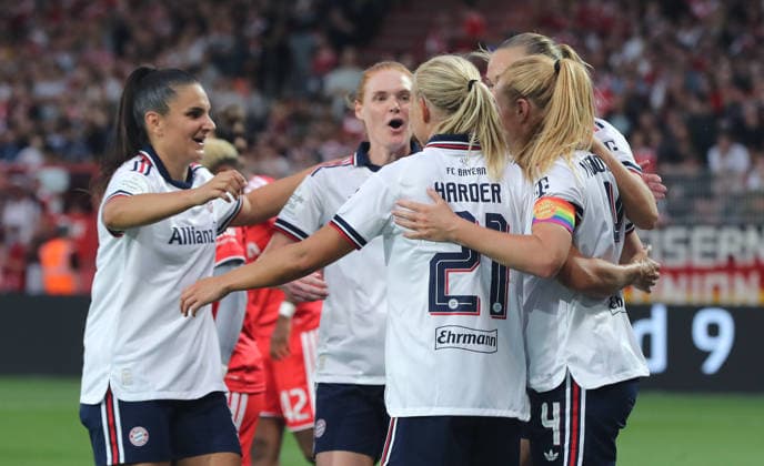 re. Glodis Perla Viggosdottir jubelt nach Tor zum 0:3 mit Teamkolleginnen Freude Emotion Jubel Fußball Fussball 1. Bundesliga Damen Frauen 1. Spieltag Saison 2026 2027 21.08.2026 1.FC Union Berlin vs. FC Bayern München FCB DFL regulations prohibit any use of photographs as image sequences and or quasi-video *** Re: Glodis Perla Viggosdottir celebrates with her teammates after scoring the 0-3 goal—joy, emotion, celebration, sports, soccer, women’s soccer, Bundesliga 1, Matchday 1, 2026-2027 season, August 21, 2026, 1. FC Union Berlin vs. FC Bayern Munich (FCB). DFL regulations prohibit any use of photographs as image sequences and or quasi-video content.