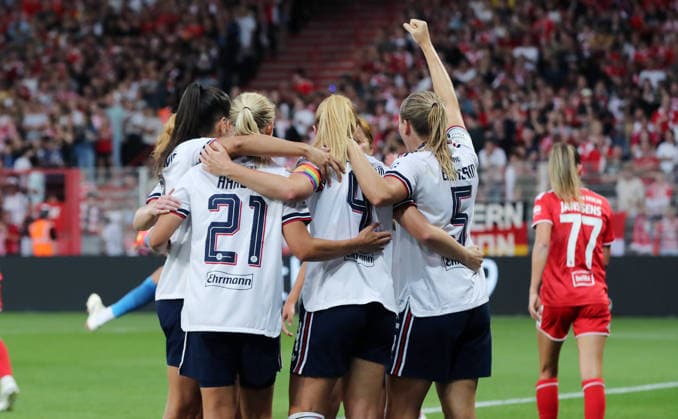 Glodis Perla Viggosdottir (4) jubelt nach Tor zum 0:3 mit Teamkolleginnen Freude Emotion Jubel Fußball Fussball 1. Bundesliga Damen Frauen 1. Spieltag Saison 2026 2027 21.08.2026 1.FC Union Berlin vs. FC Bayern München FCB DFL regulations prohibit any use of photographs as image sequences and or quasi-video *** Glodis Perla Viggosdottir 4 celebrates with her teammates after scoring the 0-3 goal. Joy, Emotion, Celebration, Sports, Soccer, Women s Soccer, 1st Bundesliga, Women s Division, Matchday 1, 2026-2027 Season, August 21, 2026, 1. FC Union Berlin vs. FC Bayern Munich (FCB). DFL regulations prohibit any use of photographs as image sequences and or quasi-video content.