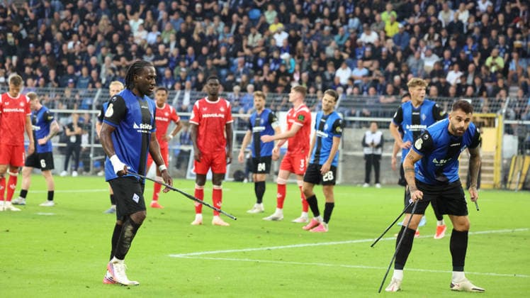 21.08.2026, xrekx, Fussball DFB Pokal 1.Runde, SV Waldhof Mannheim - 1.FC Kaiserslautern v.l. Darnell Keumo (SV Waldhof Mannheim) Goncalo Gregorio (SV Waldhof Mannheim) mit Fahnenstangen aus dem Waldhof-Block (DFL DFB REGULATIONS PROHIBIT ANY USE OF PHOTOGRAPHS as IMAGE SEQUENCES and or QUASI-VIDEO) Mannheim *** August 21, 2026, xrekx, Soccer DFB Cup First Round, SV Waldhof Mannheim 1 FC Kaiserslautern v l Darnell Keumo SV Waldhof Mannheim Goncalo Gregorio SV Waldhof Mannheim with flagpoles from the Waldhof section DFL DFB REGULATIONS PROHIBIT ANY USE OF PHOTOGRAPHS as IMAGE SEQUENCES and or QUASI VIDEO Mannheim