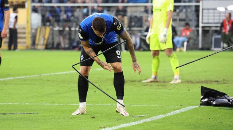 21.08.2026, xrekx, Fussball DFB Pokal 1.Runde, SV Waldhof Mannheim - 1.FC Kaiserslautern v.l. Goncalo Gregorio (SV Waldhof Mannheim) mit Fahnenstangen aus dem Waldhof-Block (DFL DFB REGULATIONS PROHIBIT ANY USE OF PHOTOGRAPHS as IMAGE SEQUENCES and or QUASI-VIDEO) Mannheim *** August 21, 2026, xrekx, Soccer DFB Cup 1st Round, SV Waldhof Mannheim 1 FC Kaiserslautern v l Goncalo Gregorio SV Waldhof Mannheim with flagpoles from the Waldhof Block DFL DFB REGULATIONS PROHIBIT ANY USE OF PHOTOGRAPHS as IMAGE SEQUENCES and or QUASI-VIDEO Mannheim