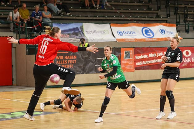 2026-08-21 , Reinickendorfer Füchse Frauen-Werder Bremen, Frauen, Handball, DHB-Pokal, 1. Runde , Sömmeringhalle Anais Gouveia (Reinickendorfer Füchse Frauen, 09) überwindet Yasmin Celina Friesen (SV Werder Bremen, 16) Berlin Berlin Germany *** August 21, 2026, Reinickendorfer Füchse Women vs. Werder Bremen Women, Handball, DHB Cup, Round 1, Sömmeringhalle, Anais Gouveia (Reinickendorfer Füchse Women), 9, beats Yasmin Celina Friesen (SV Werder Bremen), 16, Berlin, Berlin, Germany