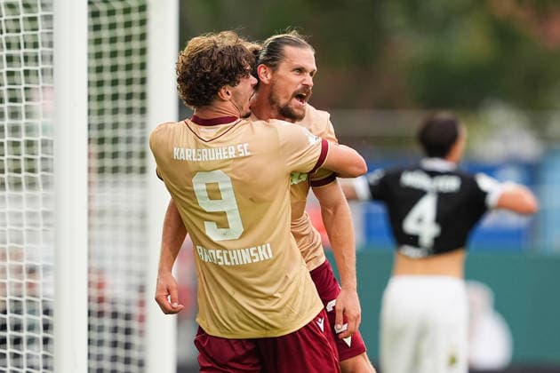 21.08.2026, xydrx, Fußball, DFB Pokal, SC Preußen Münster - Karlsruher SC, Saison 2026 2027, LVM-Preußenstadion: Torjubel nach dem Tor zum 2:1 für den Karlsruher SC durch Torschütze Sebastian Jung (Karlsruher SC, 2) zusammen mit Moritz Broschinski (Karlsruher SC, 9) DFB regulations prohibit any use of photographs as image sequences and or quasi-video. *** August 21, 2026, xydrx, Soccer, DFB Cup, SC Preußen Münster vs. Karlsruher SC, 2026–2027 season, LVM Preußenstadion: Celebrations after the 2–1 goal for Karlsruher SC scored by Sebastian Jung (No. 2) of Karlsruher SC, together with Moritz Broschinski (No. 9) of Karlsruher SC. DFB regulations prohibit any use of photographs as image sequences and or quasi-video. Copyright: HMBxMedia YannisxDreimann