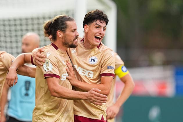 21.08.2026, xydrx, Fußball, DFB Pokal, SC Preußen Münster - Karlsruher SC, Saison 2026 2027, LVM-Preußenstadion: Torjubel nach dem Tor zum 2:1 für den Karlsruher SC durch Torschütze Sebastian Jung (Karlsruher SC, 2) zusammen mit Louey Ben Farhat (Karlsruher SC, 19) und Rafael Pinto Pedrosa (Karlsruher SC, 36) DFB regulations prohibit any use of photographs as image sequences and or quasi-video. *** August 21, 2026, xydrx, Soccer, DFB Cup, SC Preußen Münster vs. Karlsruher SC, 2026–2027 season, LVM Preußenstadion: Goal celebration after Karlsruher SC’s 2–1 goal scored by Sebastian Jung, Karlsruher SC, 2, along with Louey Ben Farhat, Karlsruher SC, 19, and Rafael Pinto Pedrosa, Karlsruher SC, 36. DFB regulations prohibit any use of photographs as image sequences and or quasi-video Copyright: HMBxMedia YannisxDreimann