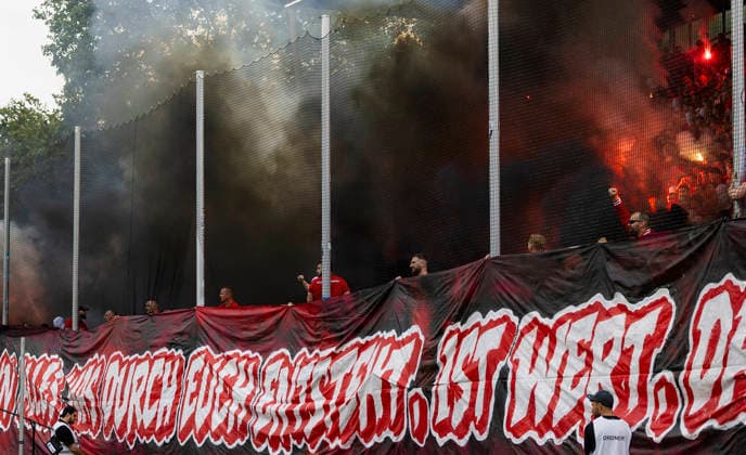 Im Bild: Pyrotechnik der Kaiserslautern-Fans 21.08.2026, SV Waldhof Mannheim 07 - 1. FC Kaiserslautern, DFB-Pokal, 1. Runde, Deutschland, Mannheim, Carl-Benz-Stadion, DFL REGULATIONS PROHIBIT ANY USE OF PHOTOGRAPHS AS IMAGE SEQUENCES AND OR QUASI-VIDEO. *** Pictured: Pyrotechnics by Kaiserslautern fans, August 21, 2026, SV Waldhof Mannheim 07 vs. 1. FC Kaiserslautern, DFB Cup, First Round, Germany, Mannheim, Carl Benz Stadium, DFL regulations prohibit any use of photographs as image sequences and or quasi-video Copyright: HMBxMedia xJulienxBecker