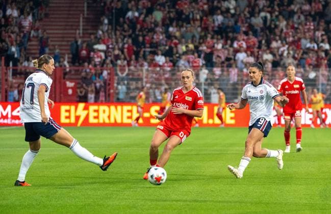 Fußball, Frauen, Saison 2026 2027, Google Pixel Frauen-Bundesliga (1. Spieltag), 1. FC Union Berlin FC Bayern München, v. l. Klara Bühl (FC Bayern München), Lisanne Gräwe (1. Frauen 1. FC Union), Jovana Damnjanovic (FC Bayern München), 21.08.2026, *** Soccer, Women s, 2026–2027 Season, Google Pixel Women s Bundesliga 1 Matchday , 1. FC Union Berlin vs. FC Bayern Munich, from left: Klara Bühl (FC Bayern Munich), Lisanne Gräwe (1. FC Union), Jovana Damnjanovic (FC Bayern Munich), August 21, 2026, Copyright: xMatthiasxKochx