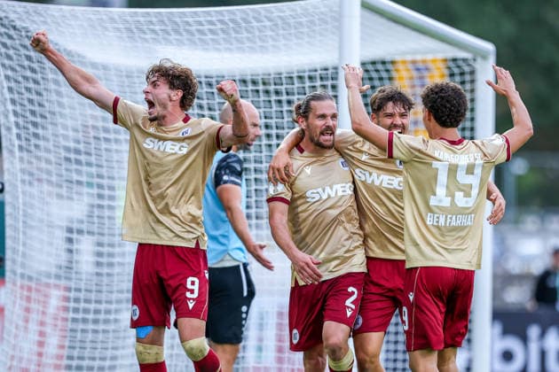 2026.08.21, xkwix, Fußball, DFB-Pokal, Preußen Münster - Karlsruher SC, LVM-Preußenstadion, 1.Runde, Saison 2026 2027: Jubel der Mannschaft beim Tor zum 1:2 durch Sebastian Jung (Karlsruher SC 2) DFB regulations prohibit any use of photographs as image sequences and or quasi-video. Photo: xKamilxWilkowskixPressefotoKochx Nordrhein-Westfalen Deutschland *** August 21, 2026, xkwix, Soccer, DFB Cup, Preußen Münster vs. Karlsruher SC, LVM Preußenstadion, Round 1, 2026–2027 season. The team celebrates Sebastian Jung’s goal to make it 1–2 for Karlsruher SC. DFB regulations prohibit any use of photographs as image sequences and or quasi-video. Photo: xKamilxWilkowskixPressefotoKochx, North Rhine-Westphalia, Germany