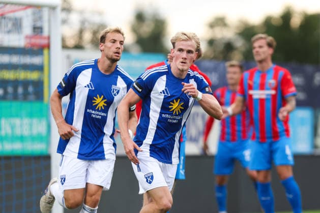 21.08.2026, Fussball, Herren, Krombacher NFV-Pokal, SV Drochtersen Assel - BSV Kickers Emden Torjubel zum 1:1 durch Theo Schröder (blau 9 BSV Kickers Emden) *** August 21, 2026, Soccer, Men s, Krombacher NFV Cup, SV Drochtersen Assel vs. BSV Kickers Emden; Celebration of the 1-1 goal by Theo Schröder (No. 9, BSV Kickers Emden)
