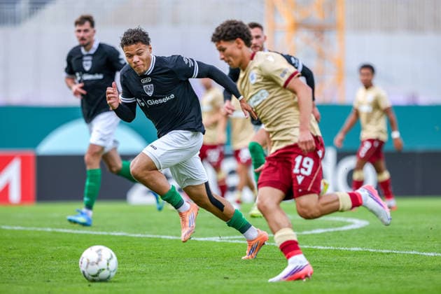 2026.08.21, xkwix, Fußball, DFB-Pokal, Preußen Münster - Karlsruher SC, LVM-Preußenstadion, 1.Runde, Saison 2026 2027: Montell Ndikom (Preussen Muenster 28) im Zweikampf gegen Louey Ben Farhat (Karlsruher SC 19) DFB regulations prohibit any use of photographs as image sequences and or quasi-video. Photo: xKamilxWilkowskixPressefotoKochx Nordrhein-Westfalen Deutschland *** August 21, 2026, xkwix, Soccer, DFB Cup, Preußen Münster vs. Karlsruher SC, LVM Preußenstadion, Round 1, 2026–2027 season: Montell Ndikom (Preußen Münster, No. 28) in a tackle against Louey Ben Farhat (Karlsruher SC, No. 19). DFB regulations prohibit any use of photographs as image sequences and or quasi-video. Photo: xKamilxWilkowskixPressefotoKochx, North Rhine-WestGermany