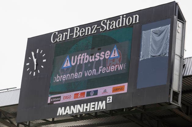 Im Bild: Hinweis auf der Anzeigetafel: Das Abrennen von Feuerwerkskoerpern unterlassen. 21.08.2026, SV Waldhof Mannheim 07 - 1. FC Kaiserslautern, DFB-Pokal, 1. Runde, Deutschland, Mannheim, Carl-Benz-Stadion, DFL REGULATIONS PROHIBIT ANY USE OF PHOTOGRAPHS AS IMAGE SEQUENCES AND OR QUASI-VIDEO. *** In the photo: Sign on the scoreboard reading Do not set off fireworks August 21, 2026, SV Waldhof Mannheim 07 vs. 1 FC Kaiserslautern, DFB Cup, First Round, Germany, Mannheim, Carl Benz Stadium, DFL REGULATIONS PROHIBIT ANY USE OF PHOTOGRAPHS AS IMAGE SEQUENCES AND OR QUASI-VIDEO Copyright: HMBxMedia xJulienxBecker