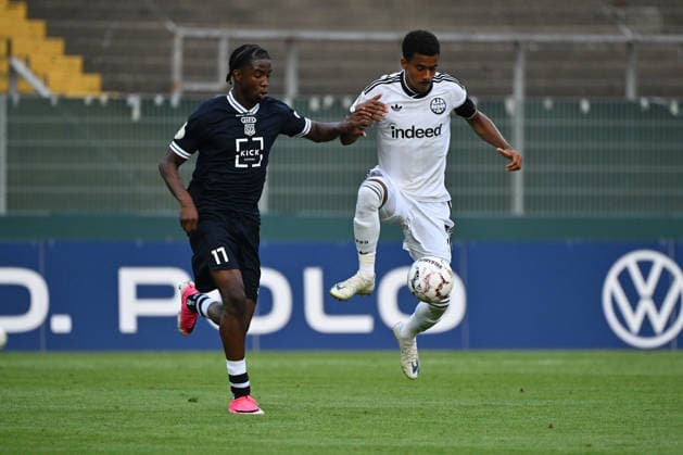 21.08.2026, xjhx, Fussball DFB Pokal 1.Runde, SC St.Tönis - Eintracht Frankfurt v.l. Eghosa Aaron Ogbeide (SC St. Tönis 1911 20) Ansgar Knauff (Eintracht Frankfurt) Zweikampf, Aktion, action, battle for the ball Krefeld *** August 21, 2026, xjhx, Soccer DFB Cup 1st Round, SC St. Tönis vs. Eintracht Frankfurt – Eghosa Aaron Ogbeide (SC St. Tönis 1911) vs. Ansgar Knauff (Eintracht Frankfurt) – tackle, action, battle for the ball, Krefeld