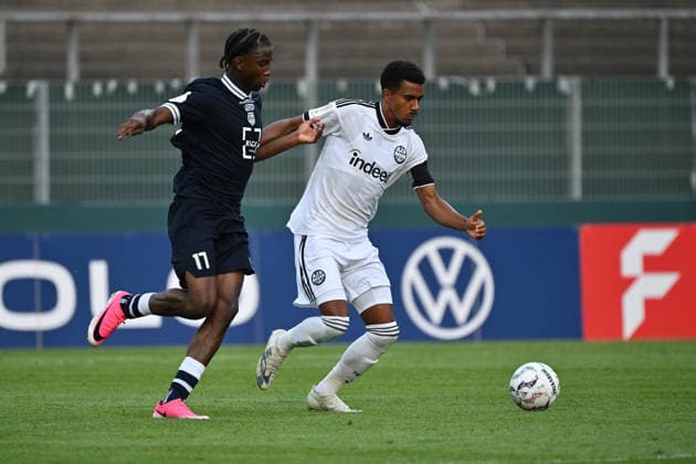 21.08.2026, xjhx, Fussball DFB Pokal 1.Runde, SC St.Tönis - Eintracht Frankfurt v.l. Eghosa Aaron Ogbeide (SC St. Tönis 1911 20) Ansgar Knauff (Eintracht Frankfurt) Zweikampf, Aktion, action, battle for the ball Krefeld *** August 21, 2026, xjhx, Soccer DFB Cup 1st Round, SC St. Tönis vs. Eintracht Frankfurt – Eghosa Aaron Ogbeide (SC St. Tönis 1911) vs. Ansgar Knauff (Eintracht Frankfurt) – tackle, action, battle for the ball, Krefeld