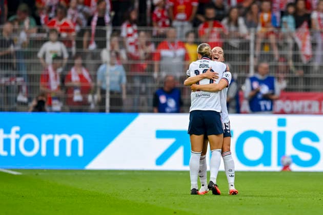 Germany, Berlin, Stadion an der Alten Foersterei, 21.08.2026, 1. FC Union Berlin vs. FC Bayern Muenchen, Klara Bühl (FC Bayern Muenchen) und Katharina Naschenweng (FC Bayern Muenchen) feiern das Tor, Photo by Eibner Pressefoto Tino Henschel 1. FC Union Berlin vs. FC Bayern Muenchen Berlin *** Germany, Berlin, Stadion an der Alten Foersterei, August 21, 2026, 1 FC Union Berlin vs. FC Bayern Munich, Klara Bühl (FC Bayern Munich) and Katharina Naschenweng (FC Bayern Munich) celebrate the goal, Photo by Eibner Pressefoto Tino Henschel, 1 FC Union Berlin vs. FC Bayern Munich, Berlin Copyright: xEibnerxPressefotox