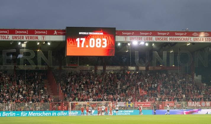 Sport Bilder des Tages Fußball, Frauen, Saison 2026 2027, Google Pixel Frauen-Bundesliga (1. Spieltag), 1. FC Union Berlin FC Bayern München, Anzeigetafel mit Zuschauerzahl 17083, 21.08.2026, *** Soccer, Women s, 2026–2027 Season, Google Pixel Women s Bundesliga 1 Matchday, 1. FC Union Berlin vs. FC Bayern Munich, scoreboard showing attendance of 17,083, August 21, 2026, Copyright: xMatthiasxKochx