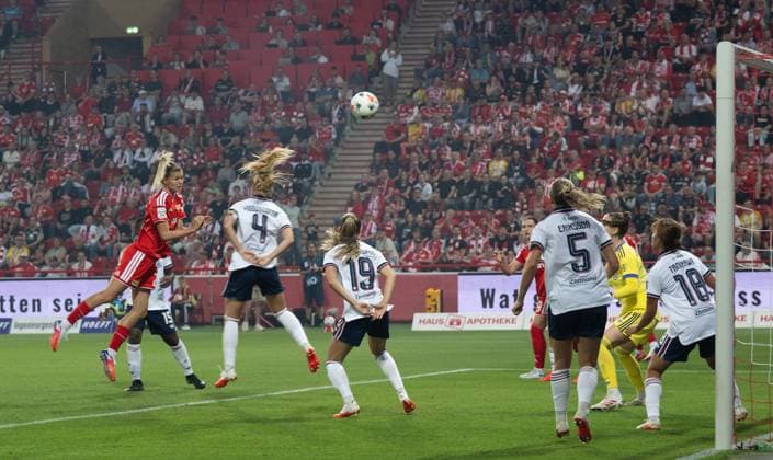 Fußball, Frauen, Saison 2026 2027, Google Pixel Frauen-Bundesliga (1. Spieltag), 1. FC Union Berlin FC Bayern München, v. l. Nele Bauereisen (1. Frauen 1. FC Union) erzielt das Tor zum 1:3 gegen Torfrau Ena Mahmutovic (FC Bayern München), 21.08.2026, *** Soccer, Women, 2026–2027 Season, Google Pixel Women’s Bundesliga 1 Matchday , 1. FC Union Berlin vs. FC Bayern Munich, from left: Nele Bauereisen (1. FC Union) scores the goal to make it 1–3 against goalkeeper Ena Mahmutovic of FC Bayern Munich, August 21, 2026, Copyright: xMatthiasxKochx