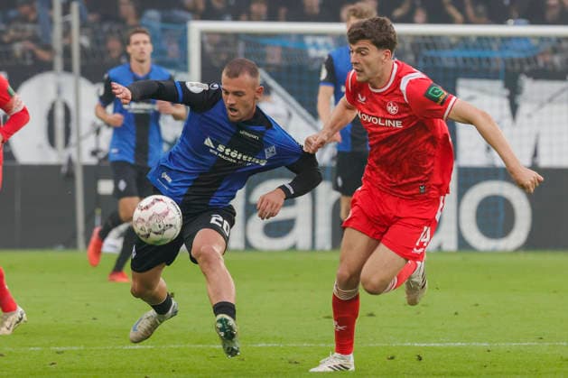 Im Bild: v.li. Kushtrim Asallari (SV Waldhof Mannheim 07, 20) am Ball gegen Jacob Rasmussen (1. FC Kaiserslautern, 14) 21.08.2026, SV Waldhof Mannheim 07 - 1. FC Kaiserslautern, DFB-Pokal, 1. Runde, Deutschland, Mannheim, Carl-Benz-Stadion, DFL REGULATIONS PROHIBIT ANY USE OF PHOTOGRAPHS AS IMAGE SEQUENCES AND OR QUASI-VIDEO. *** Pictured, from left: Kushtrim Asallari (SV Waldhof Mannheim 07), No. 20, with the ball against Jacob Rasmussen (1. FC Kaiserslautern), No. 14, on August 21, 2026, SV Waldhof Mannheim 07 vs. 1 FC Kaiserslautern, DFB Cup, 1st Round, Germany, Mannheim, Carl Benz Stadium, DFL regulations prohibit any use of photographs as image sequences and or quasi-video Copyright: HMBxMedia xJulienxBecker
